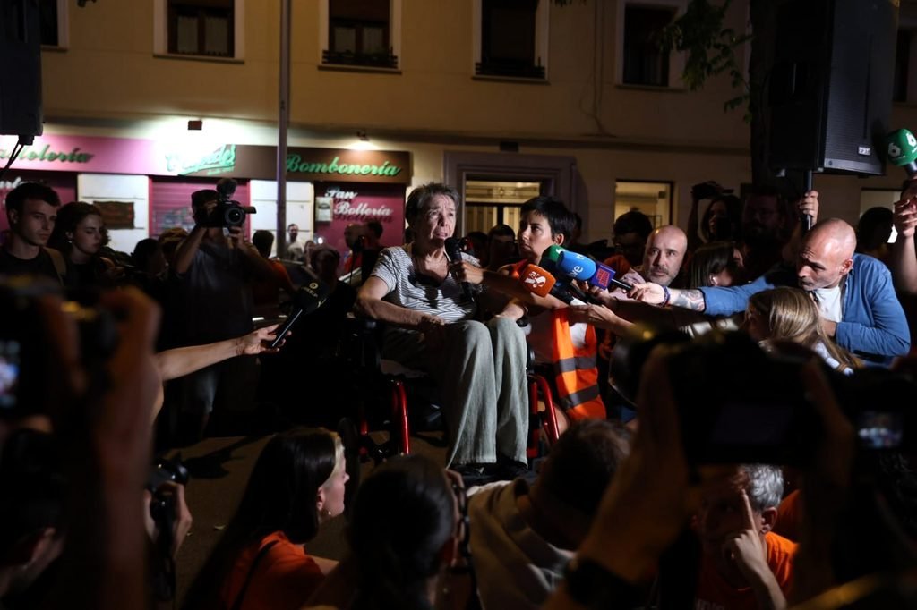 Más de 300 personas arropan a Maricarmen la víspera del desalojo