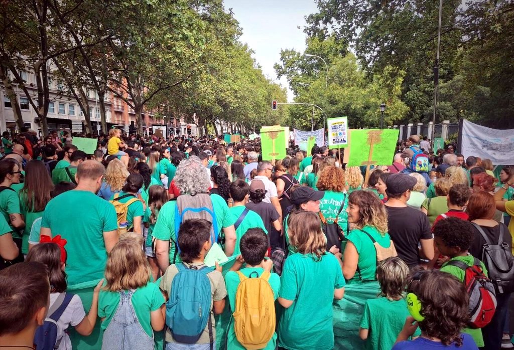 Más de diez mil personas salen a la calle para defender la educación pública frente a los ataques del Gobierno regional de Ayuso. Fotografía de Sara Plaza Casares.
