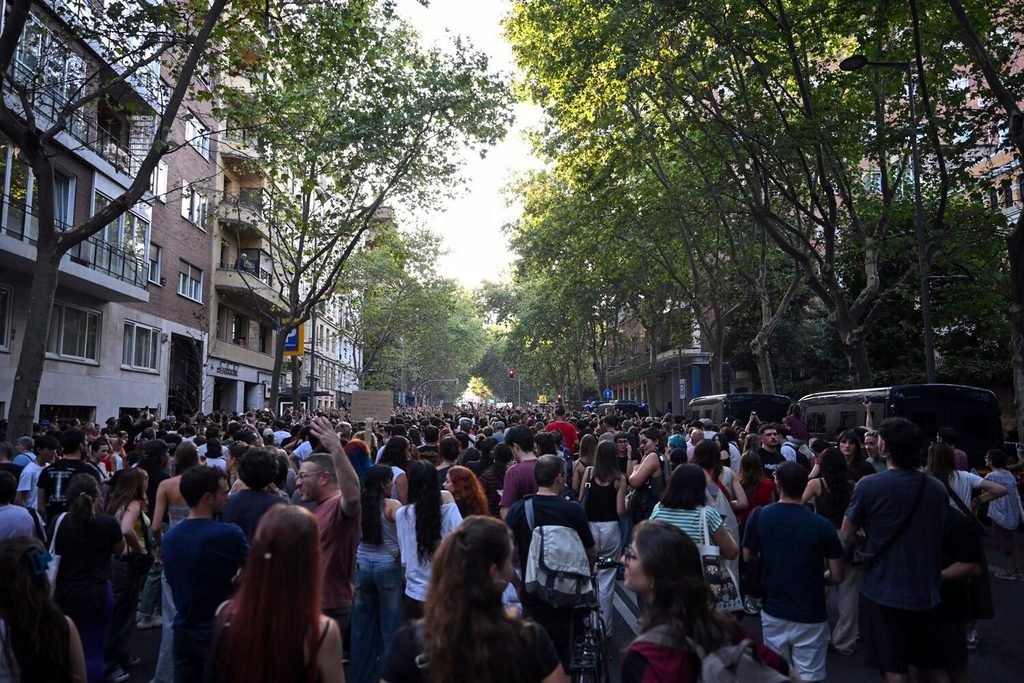 Masiva concentración en la tarde del desahucio de Maricarmen frente al ático comprado en Madrid por el gobierno de Ayuso. Fotografía de Dani Gago.