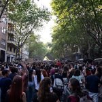 Masiva concentración en la tarde del desahucio de Maricarmen frente al ático comprado en Madrid por el gobierno de Ayuso. Fotografía de Dani Gago.