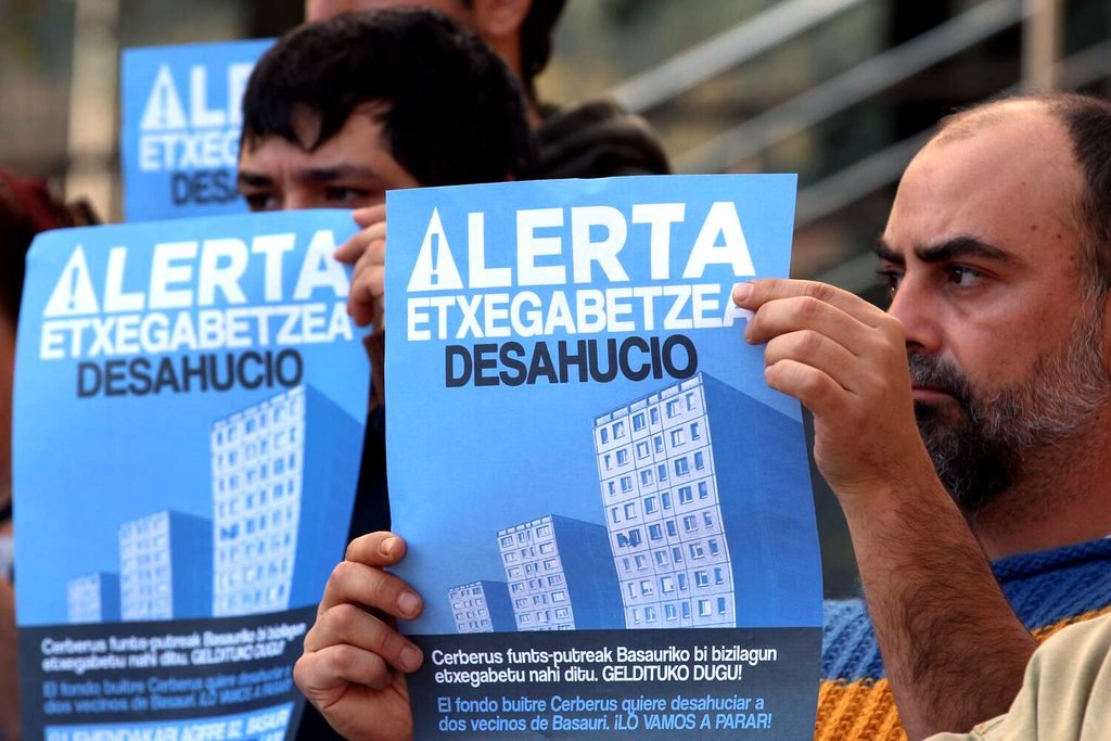 Miembros de Batu Etxebizitza Sindikatua denuncian el desahucio que el fondo buitre Cerberus quiere llevar a cabo en Basauri.