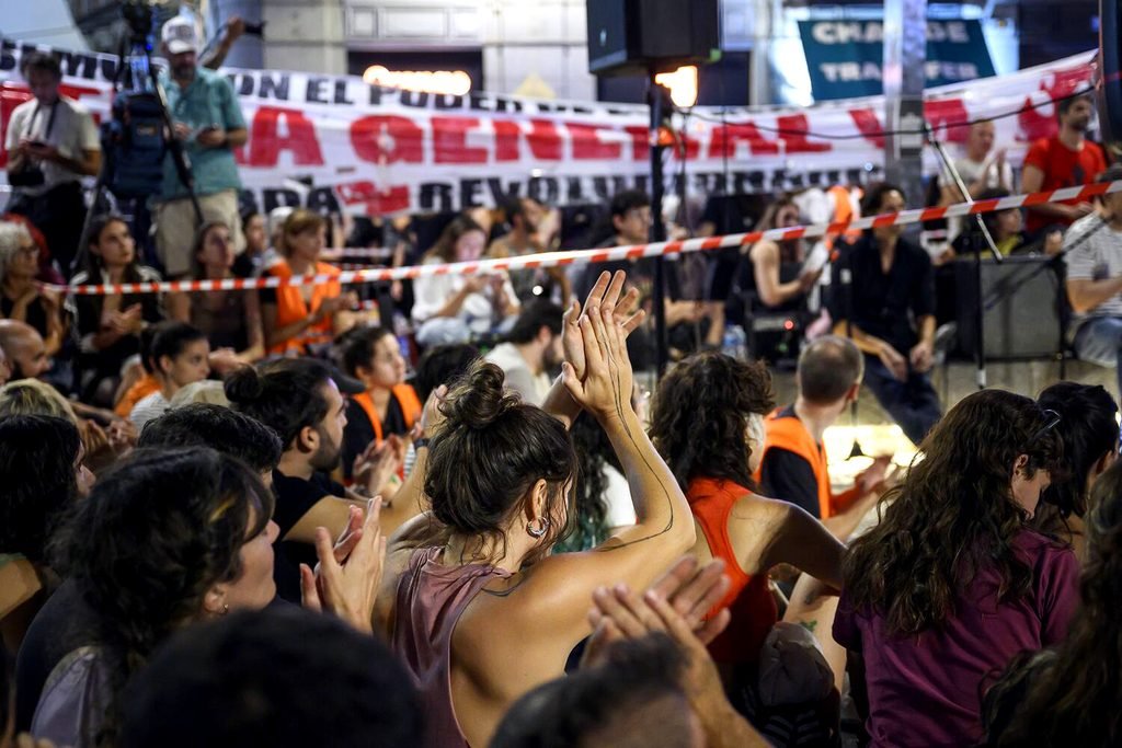 Miles de personas continúan acampadas en la Puerta del Sol para exigir la efectividad del Derecho a la vivienda. Fotografía de Álvaro Minguito.