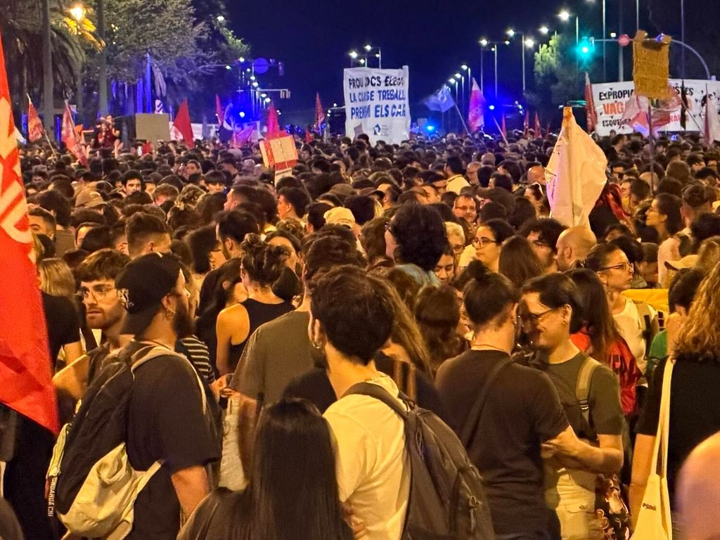 Miles de personas han cortado la avenida Diagonal, en Barcelona, por el derecho a la vivienda.