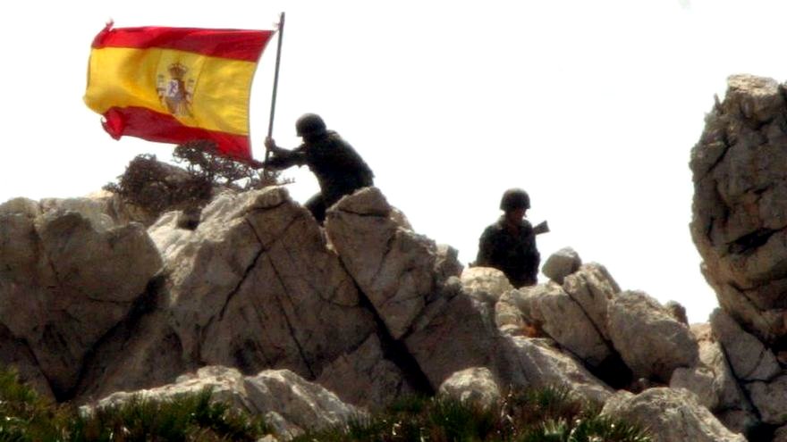 Militares españoles colocan la bandera española en la isla de Perejil tras la crisis.