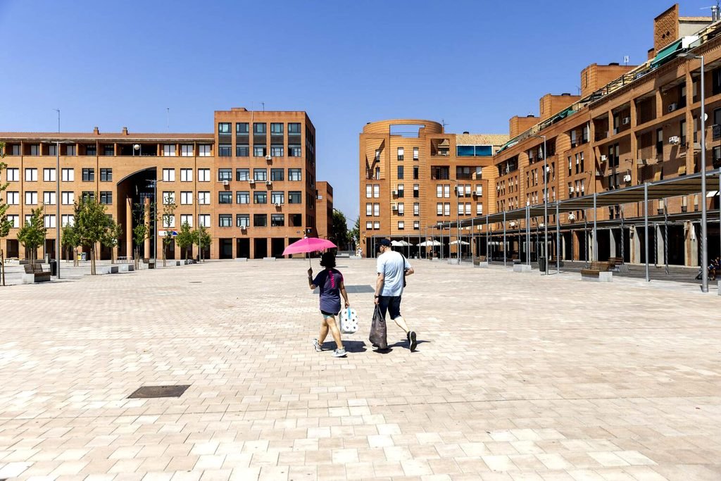 Mucho cemento y pocas sombras en la plaza de La Remonta, Madrid. David F. Sabadell.