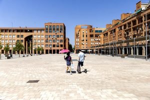 Mucho cemento y pocas sombras en la plaza de La Remonta, Madrid. David F. Sabadell.