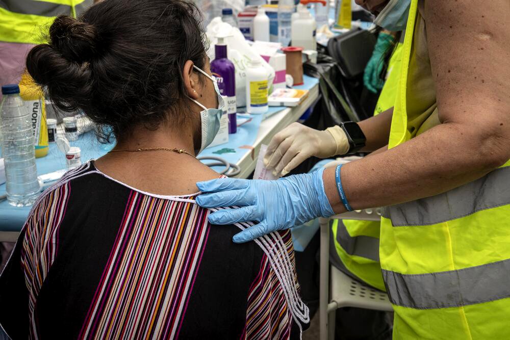 Mujeres de la carpa cercana a la mezquita Sidi Embarek son atendidas por sanitarios. Jaime Cinca.