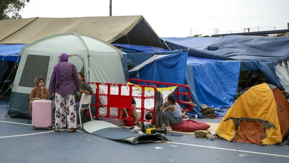 Mujeres y menores migrantes en el polideportivo del barrio de El Príncipe, en Ceuta.