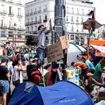 Numerosas personas este domingo en la acampada iniciada el sábado por el Sindicato de Inquilinas en la Puerta del Sol de Madrid.