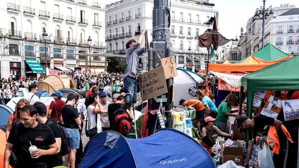Numerosas personas este domingo en la acampada iniciada el sábado por el Sindicato de Inquilinas en la Puerta del Sol de Madrid.