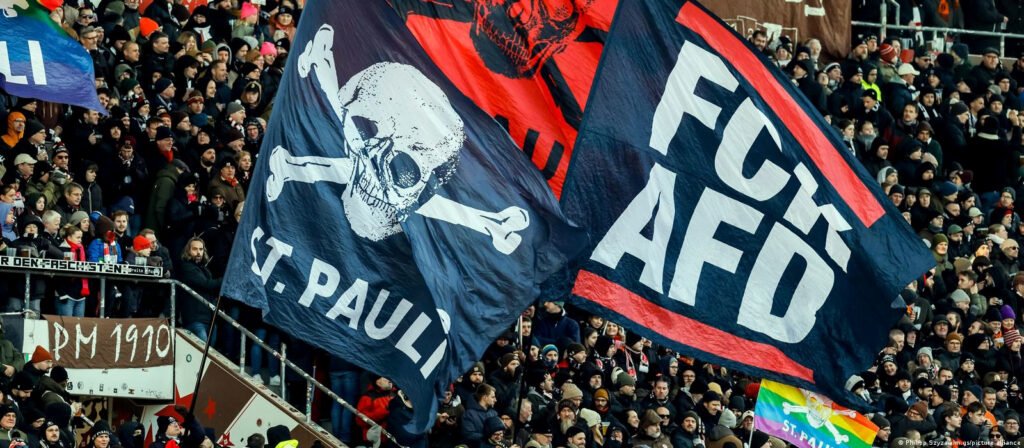 Pancartas contra AfD desplegadas por antifascistas en un campo de fúbol alemán.