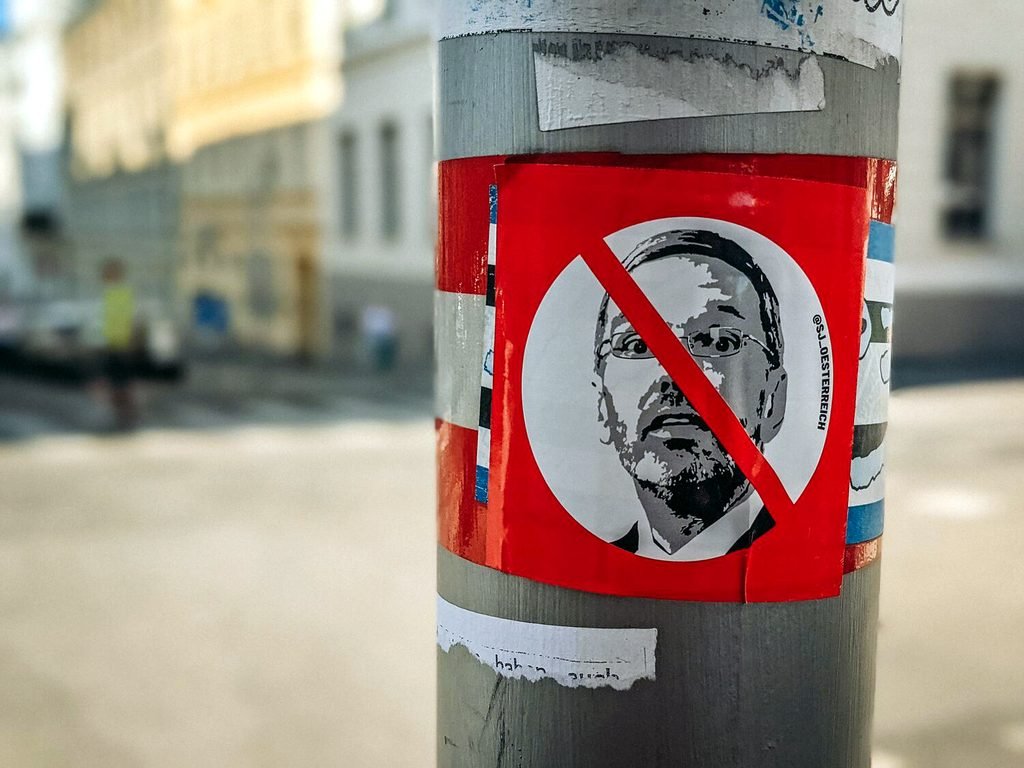 Pegatina contra Herbert Kickl, líder del Partido de la Libertad de Austria (FPÖ) desde 2021.