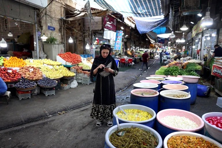 Personas van de compras a un bazar en el sur de Teherán, Irán, el 14 de septiembre de 2026.