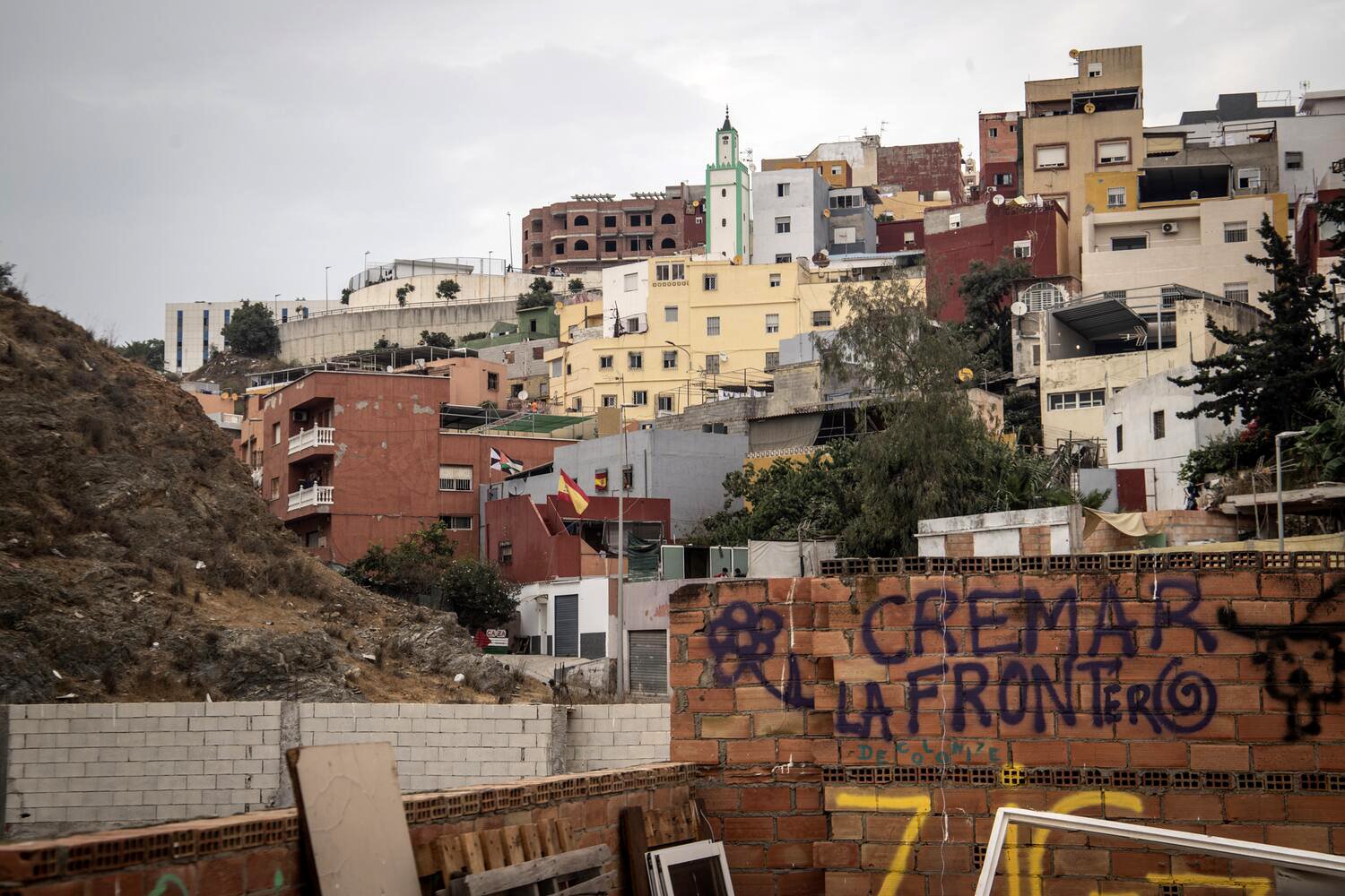 En Ceuta, la vida se abre paso a pesar de la incertidumbre
