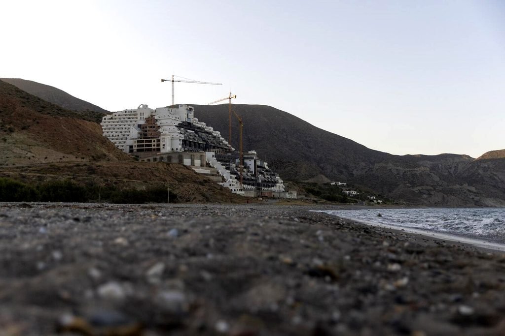Playa de El Algarrobico con el hotel al fondo.