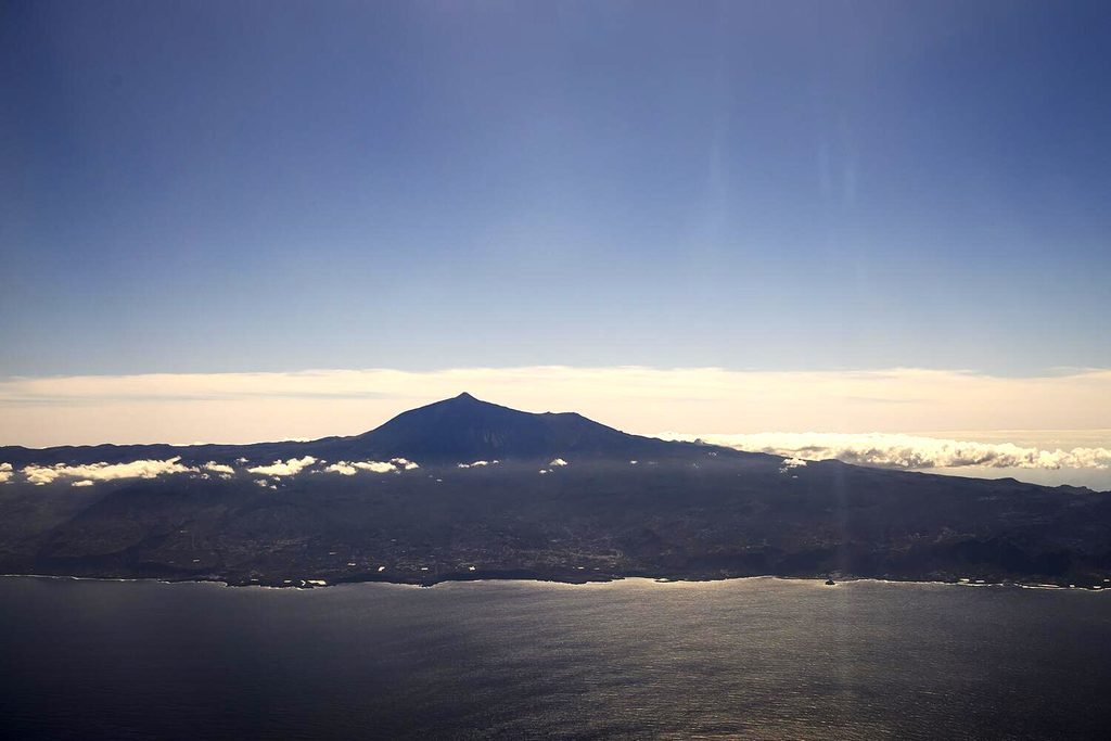 Teide, el pico más alto de España, situado en la isla de Tenerife. El Tropic, monte submarino a 859 kilómetros al suroeste de la isla, forma parte de la Provincia de Montes Submarinos de las Islas Canarias. Fotografía de Álvaro Minguito.