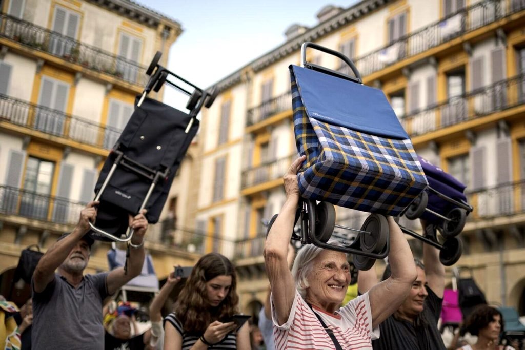Racismo también contra las vecinas voluntarias que repartían bocadillos de forma ambulante.
