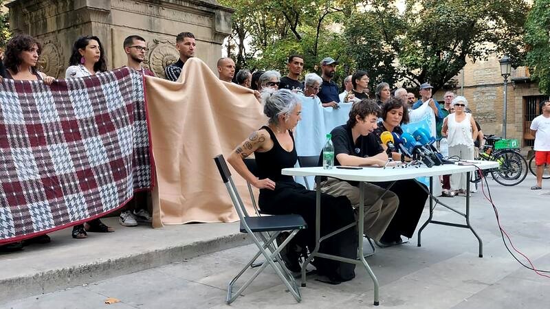 Rueda de prensa del colectivo Negu Gorriak - Derecho a techo.