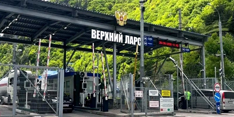 Rusos se alinean en la frontera con Georgia en medio de rumores de movilización.