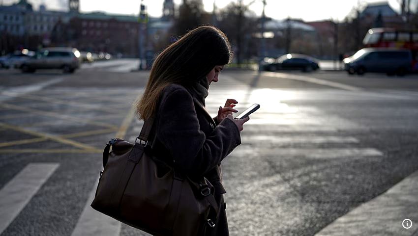 Sin GPS ni mensajería, crece el malestar en Moscú por los apagones de internet.