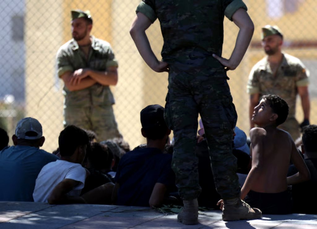 Soldados españoles se preparan para escoltar a migrantes de regreso a Marruecos, en Ceuta, España, el 2 de agosto de 2026.