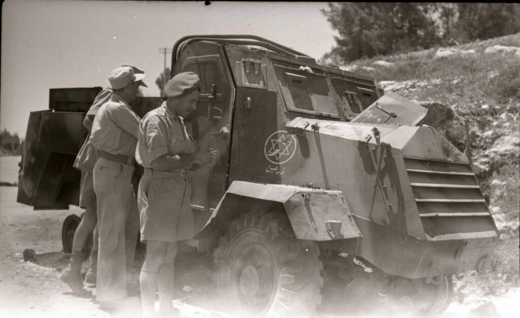 Soldados israelíes capturan un coche blindado del Ejército Árabe de Liberación tras su conquista de Nazaret.