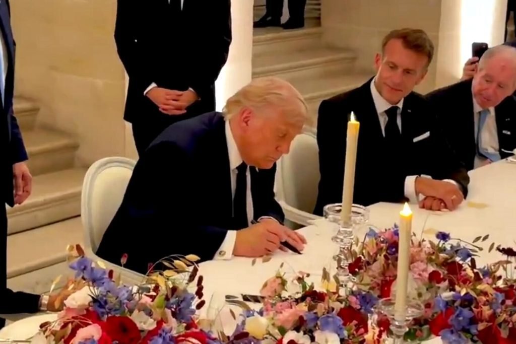 Trump firma el memorándum de entendimiento con Irán delante del presidente francés, Emmanuel Macron.