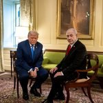 Trump y Netanyahu hablando en privado en una reunión en la Casa Blanca en julio de 2025.