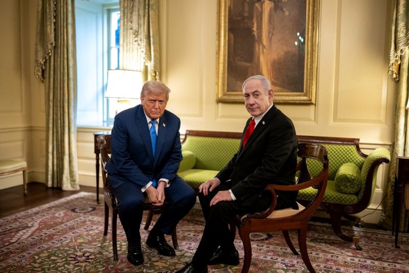 Trump y Netanyahu hablando en privado en una reunión en la Casa Blanca en julio de 2025.