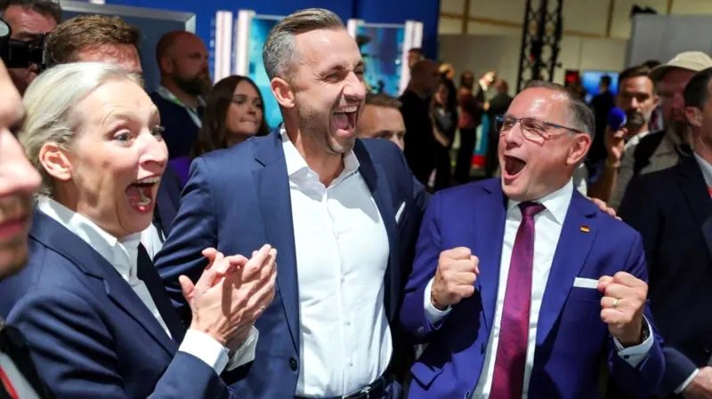Ulrich Siegmund (en el centro), del AfD, y los líderes nacionales conjuntos del partido se mostraron encantados con el resultado.