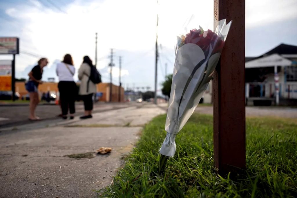 Un agente del ICE mata a tiros a un hombre de Houston que, según la agencia, intentó atropellar a un policía.