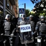 Un grupo de antidisturbios trata de impedir la protesta contra el desahucio de Maricarmen Abascal. Fotografía de Dani Gago.