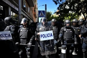 Un grupo de antidisturbios trata de impedir la protesta contra el desahucio de Maricarmen Abascal. Fotografía de Dani Gago.