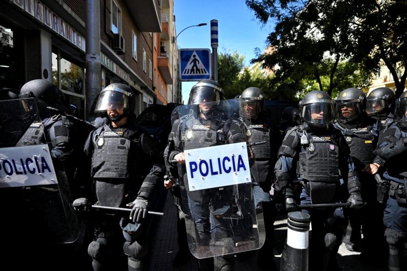 Un grupo de antidisturbios trata de impedir la protesta contra el desahucio de Maricarmen Abascal. Fotografía de Dani Gago.