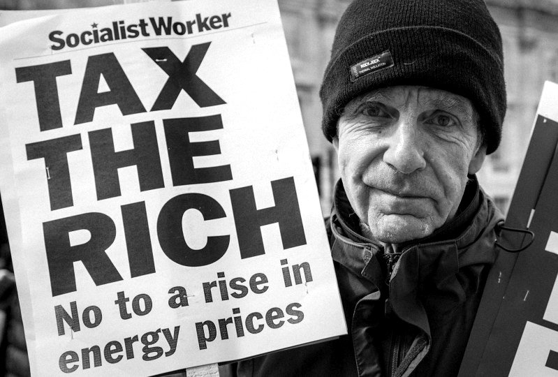 Un hombre con una pancarta durante una manifestación en Londres en 2022.