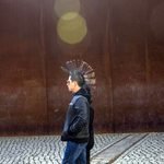 Un joven pasa por delante de los vestigios del Muro de Berlín.