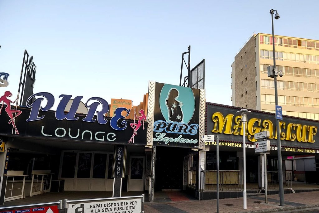 Un local de ocio en la localidad de Magaluf, Mallorca, destinado mayoritariamente al turismo británico. Fotografía de Álvaro Minguito.