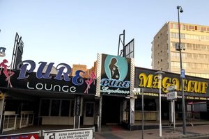 Un local de ocio en la localidad de Magaluf, Mallorca, destinado mayoritariamente al turismo británico. Fotografía de Álvaro Minguito.