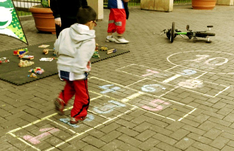 Un niño juega en un parque en compañía de sus amigos
