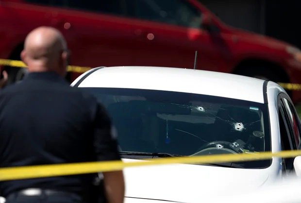 Un sedán Kia con cuatro agujeros de bala en el parabrisas se ve en el lugar de un tiroteo en Biddeford, Maine, el 13 de julio de 2026.