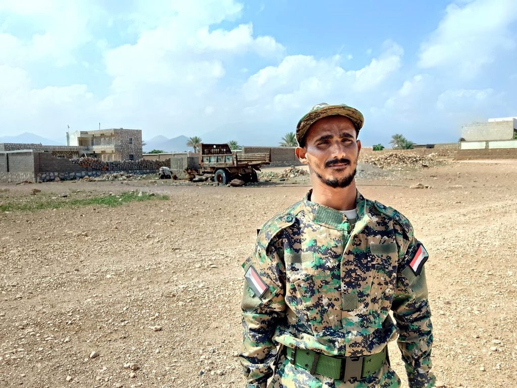 Un soldado con el uniforme del ejército del Yemen del Sur frente a una base militar.