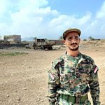 Un soldado con el uniforme del ejército del Yemen del Sur frente a una base militar.