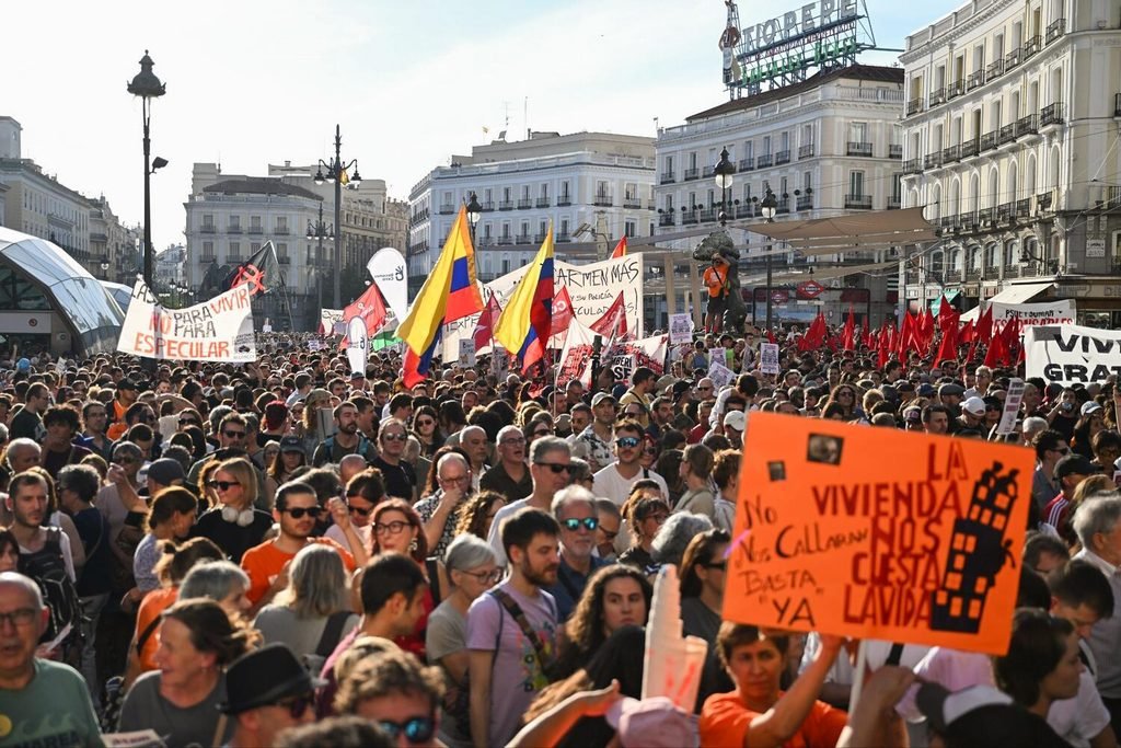 Una Puerta de El Sol abarrotada dio inicio a la gran manifestación para mostrar el rechazo al desahucio de Maricarmen y exigir a los gobiernos medidas efectivas que situaciones semejantes se repitan. Fotografía de Dani Gago.
