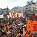 Una Puerta de El Sol abarrotada dio inicio a la gran manifestación para mostrar el rechazo al desahucio de Maricarmen y exigir a los gobiernos medidas efectivas que situaciones semejantes se repitan. Fotografía de Dani Gago.
