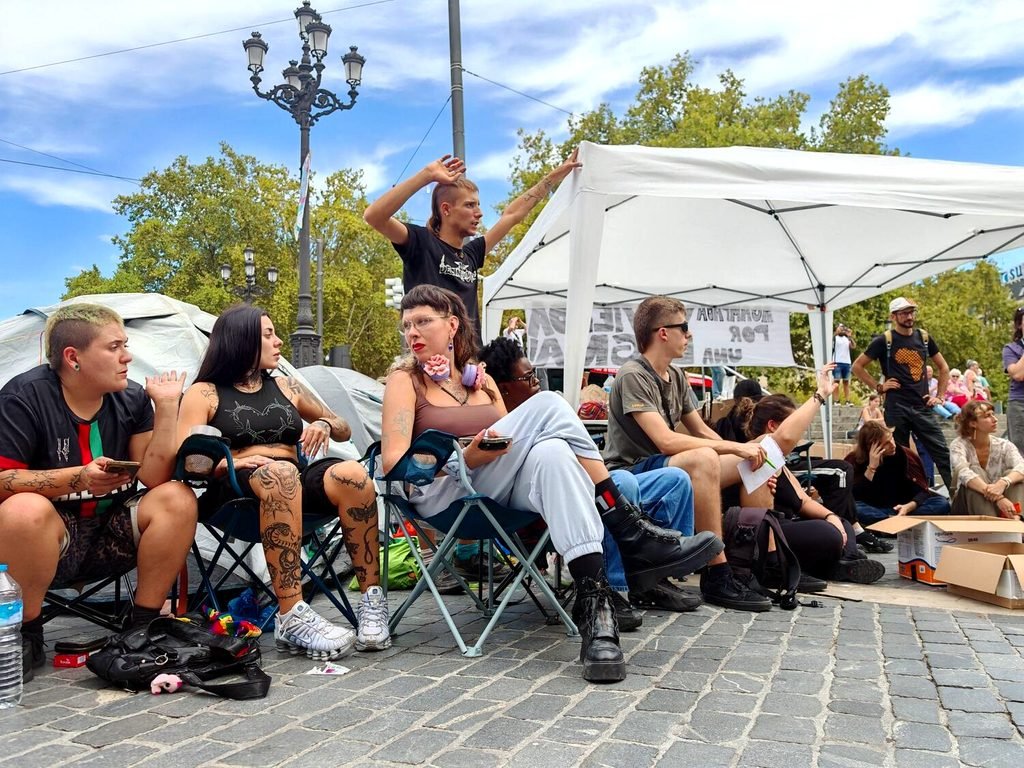 Una de las primeras asambleas de los activistas que se han concentrado frente al Arriaga. Fotografía de Eider Iturriaga.