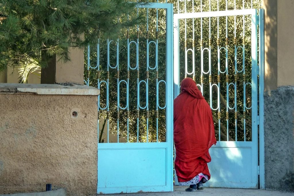 Una mujer marroquí entrando en un centro de salud en Taroudant, Marruecos.