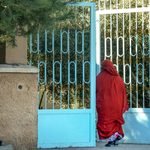 Una mujer marroquí entrando en un centro de salud en Taroudant, Marruecos.