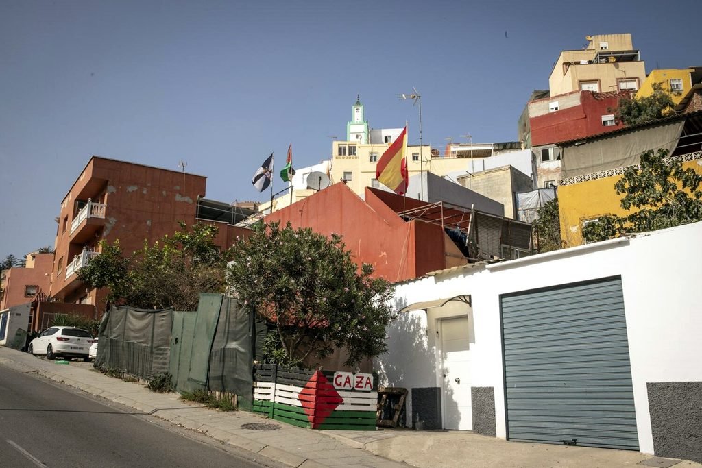 Una vivienda con tres banderas, la española, la ceutí y la palestina.