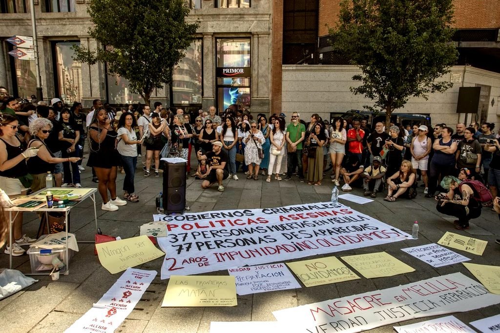 Unas 200 personas se concentraron en la Plaza Callao de Madrid, en un acto reivindicativo y de memoria por las víctimas del 24J , en la frontera de Melilla.