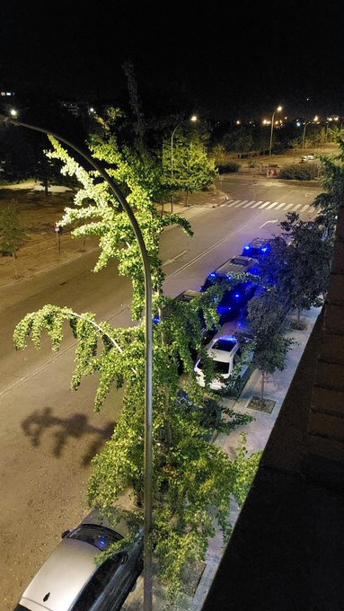 Vallecas amanece con un fuerte dispositivo policial. Al menos seis lecheras rodean el edificio para desahuciar a David y su hijo de su piso de la obra social de la Caixa.